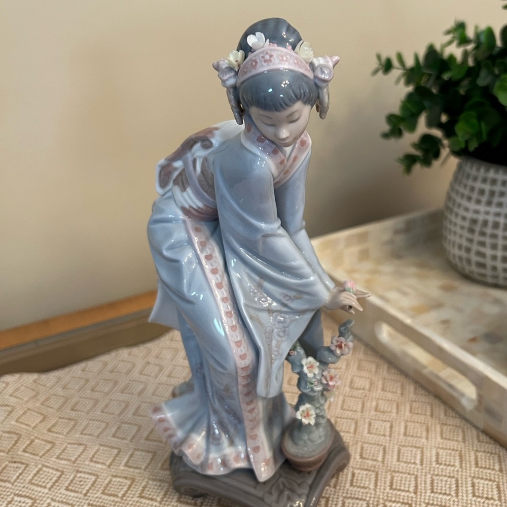 Lladró Chinese Figure. Mayumi Figure 01001449